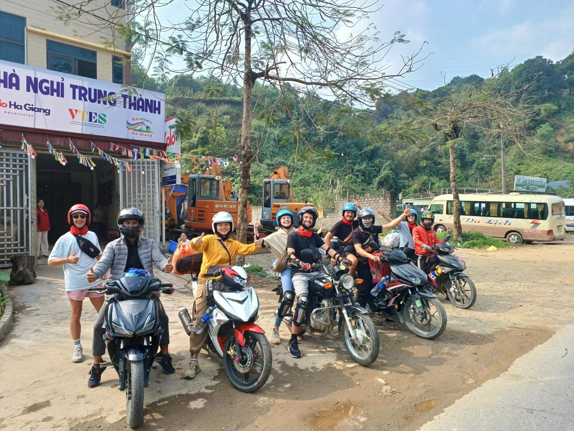 Hotel Yolo Ha Giang Adventures, Motorbike And Loop Tours Exteriér fotografie