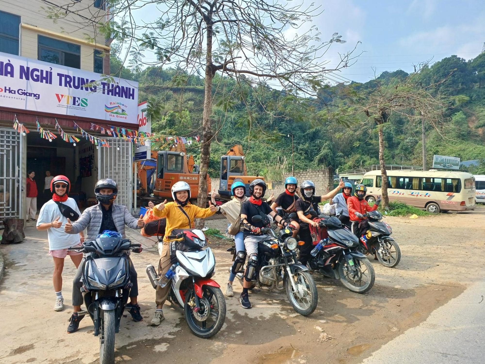 Hotel Yolo Ha Giang Adventures, Motorbike And Loop Tours Exteriér fotografie