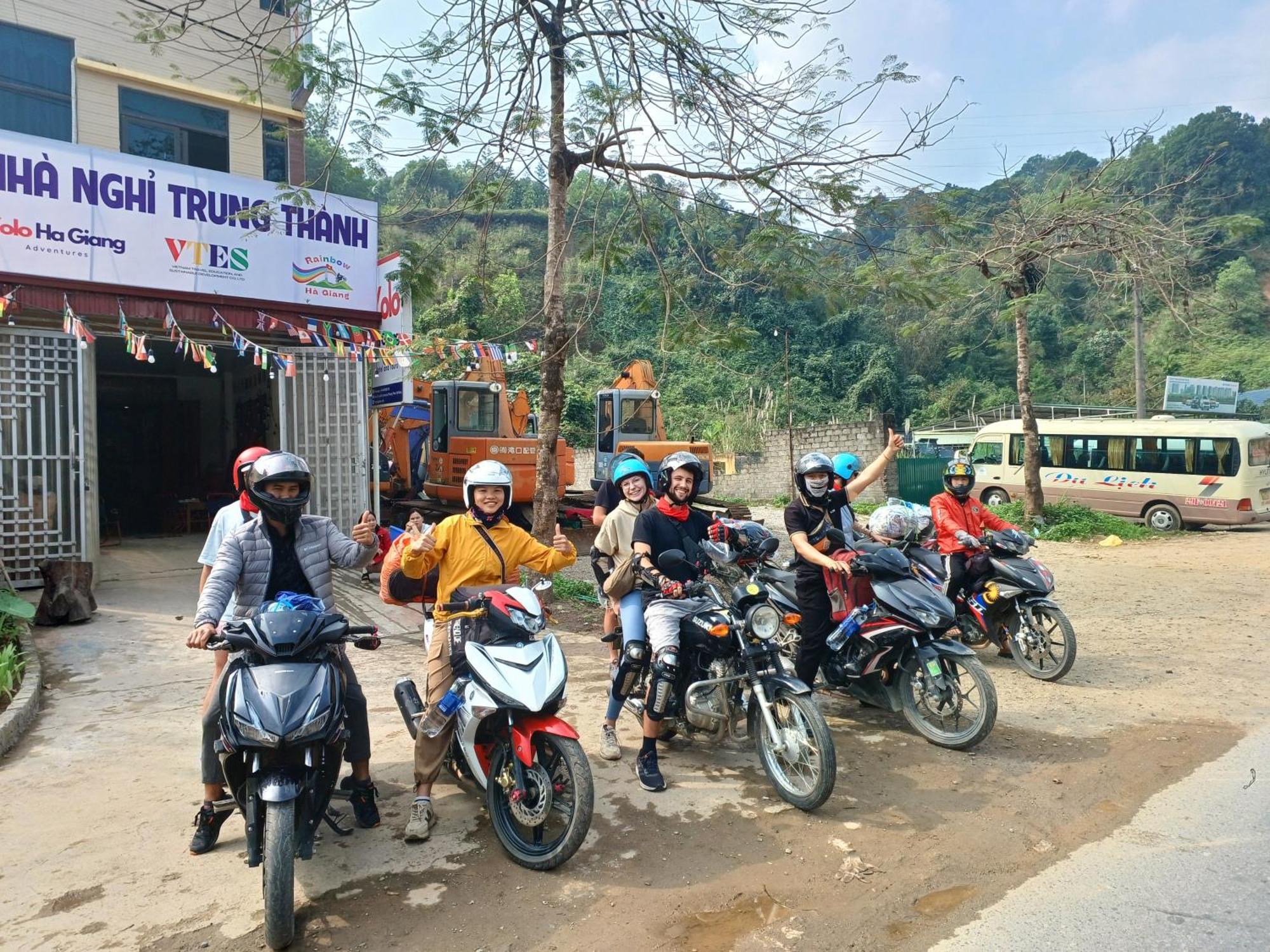 Hotel Yolo Ha Giang Adventures, Motorbike And Loop Tours Exteriér fotografie