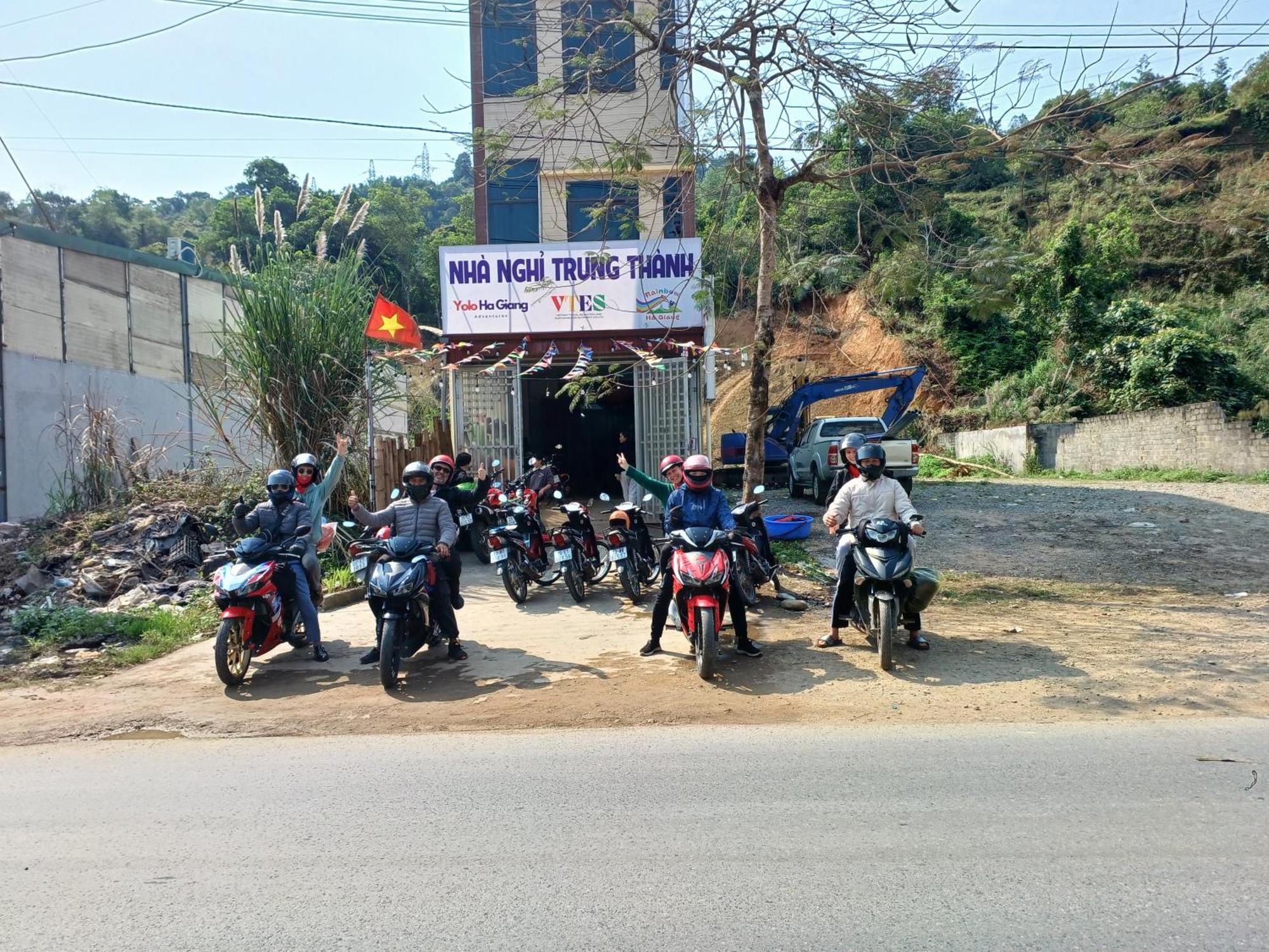 Hotel Yolo Ha Giang Adventures, Motorbike And Loop Tours Exteriér fotografie